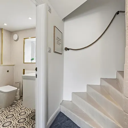 Beautiful 2 Bedroom In Apartment *