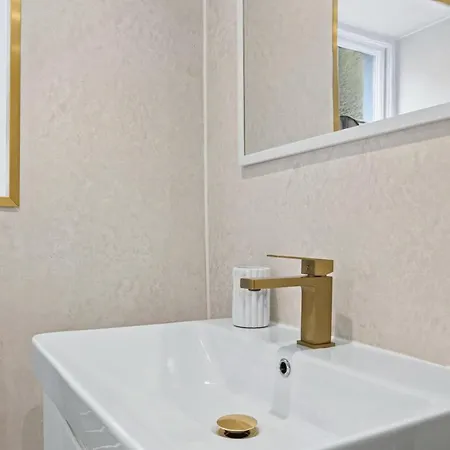 Beautiful 2 Bedroom In Apartment *