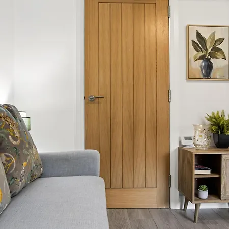Beautiful 2 Bedroom In